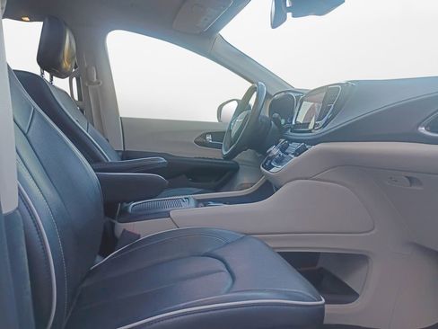 Used 2022 Chrysler Pacifica Limited w/ Uconnect Theater Family Group image 24
