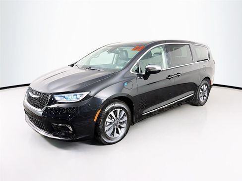 Used 2023 Chrysler Pacifica Limited FWD image 3