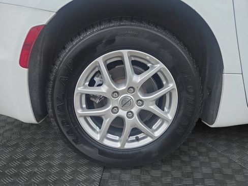 Used 2023 Chrysler Pacifica Touring-L FWD image 37