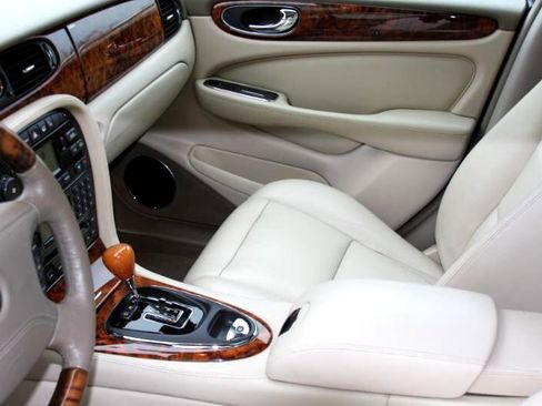 Used 2004 Jaguar XJ8 image 33