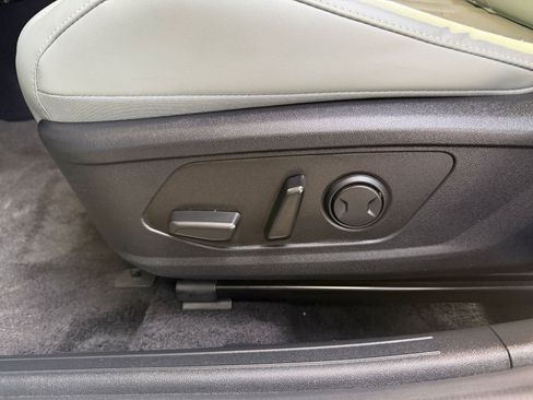 Used 2025 Hyundai Elantra Limited image 23