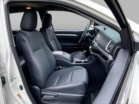 Used 2015 Toyota Highlander Plus FWD image 9