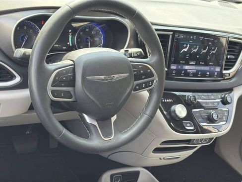 Used 2024 Chrysler Pacifica Touring-L FWD image 9