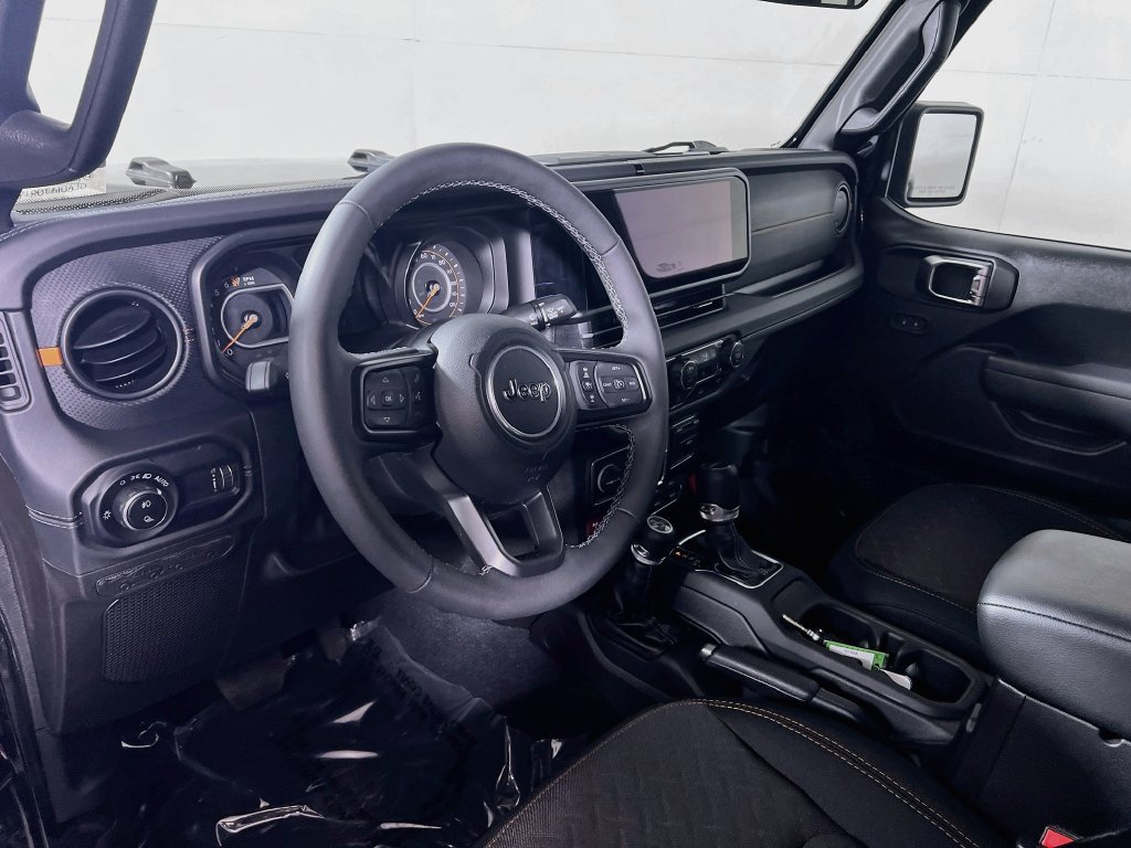 Used 2025 Jeep Gladiator Mojave w/ Convenience Group AWD/4WD image 9
