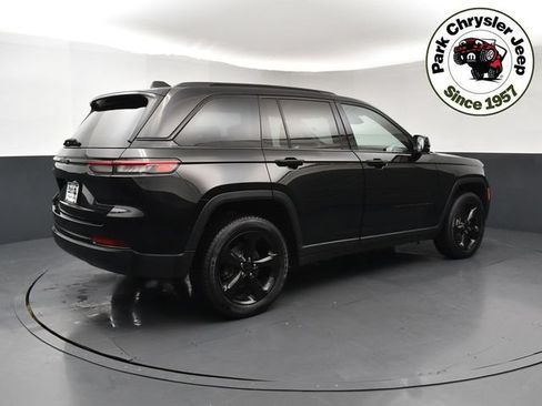 Used 2023 Jeep Grand Cherokee Limited w/ Black Appearance Package AWD/4WD image 6