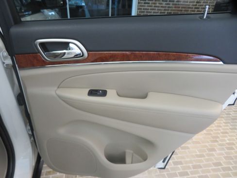 Used 2011 Jeep Grand Cherokee Limited image 21