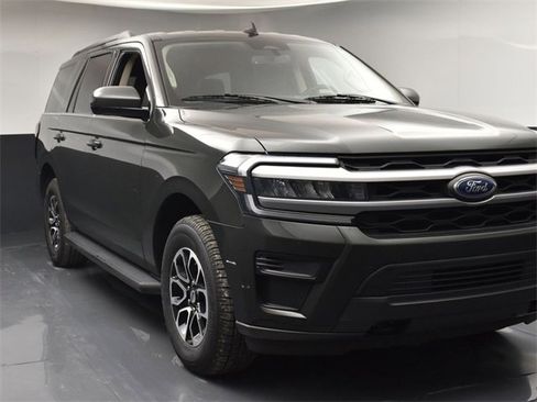 Used 2022 Ford Expedition XLT image 2