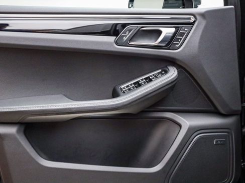 Certified 2025 Porsche Macan image 24