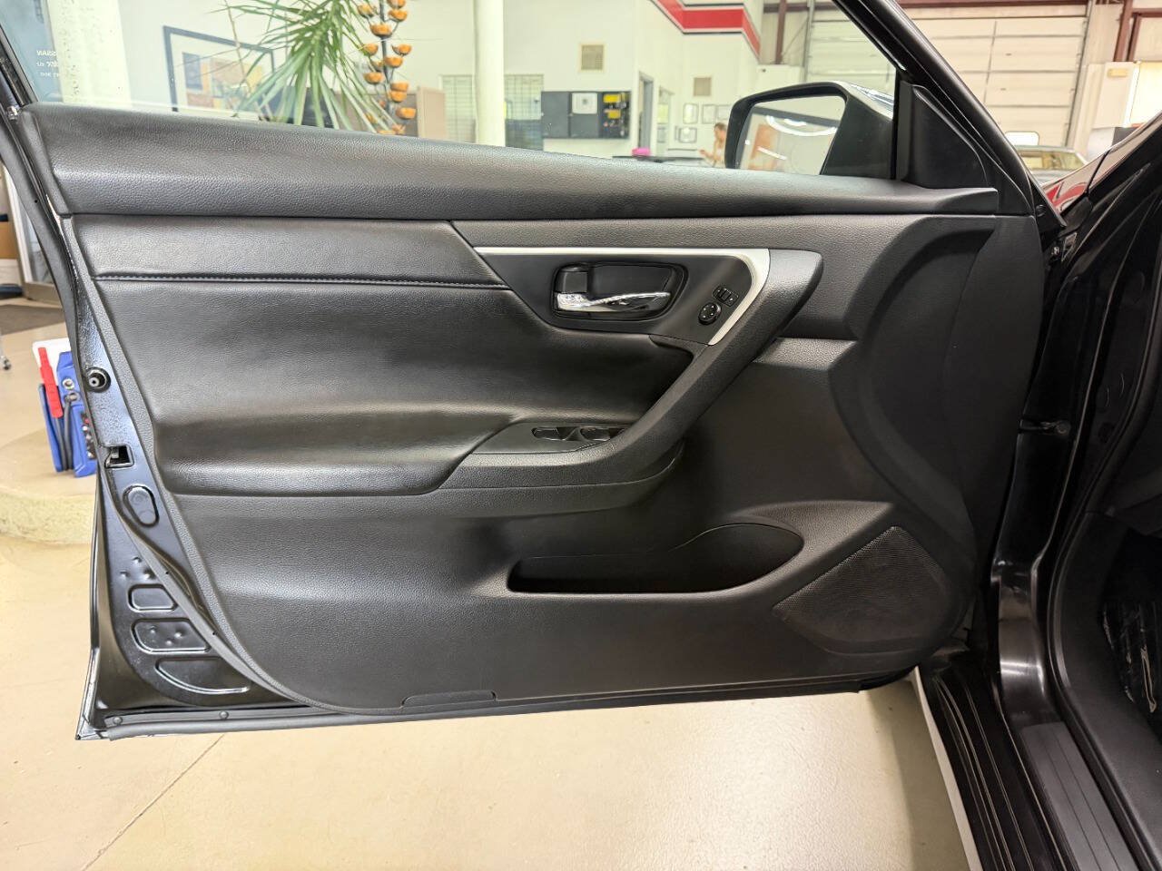 Used 2017 Nissan Altima 2.5 SR w/ Midnight Edition Package FWD image 10