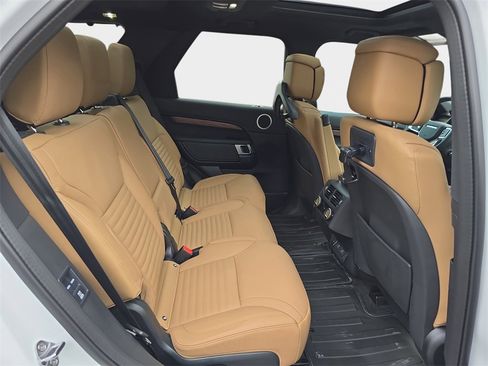 New 2025 Land Rover Discovery Dynamic SE image 11