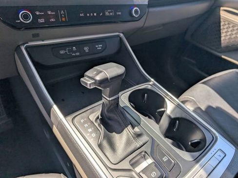 Used 2025 Kia Carnival FWD image 18