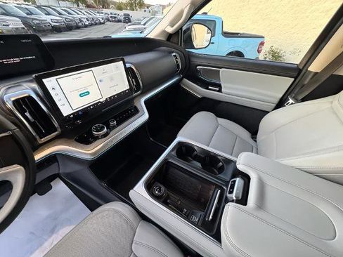 Certified 2025 Ford Expedition Platinum image 24