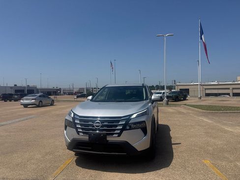 Certified 2025 Nissan Rogue SV FWD image 6