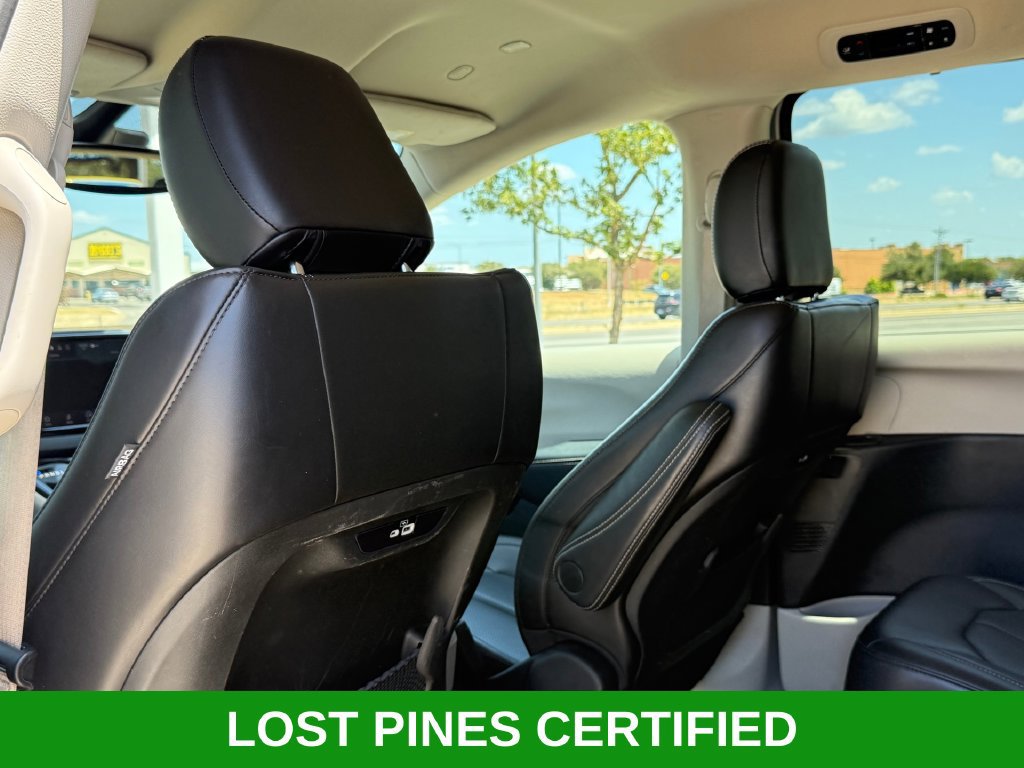 Used 2023 Chrysler Pacifica Touring-L FWD image 17