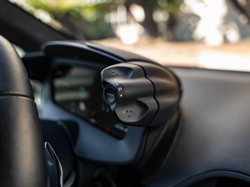 Used 2023 McLaren Artura image 20