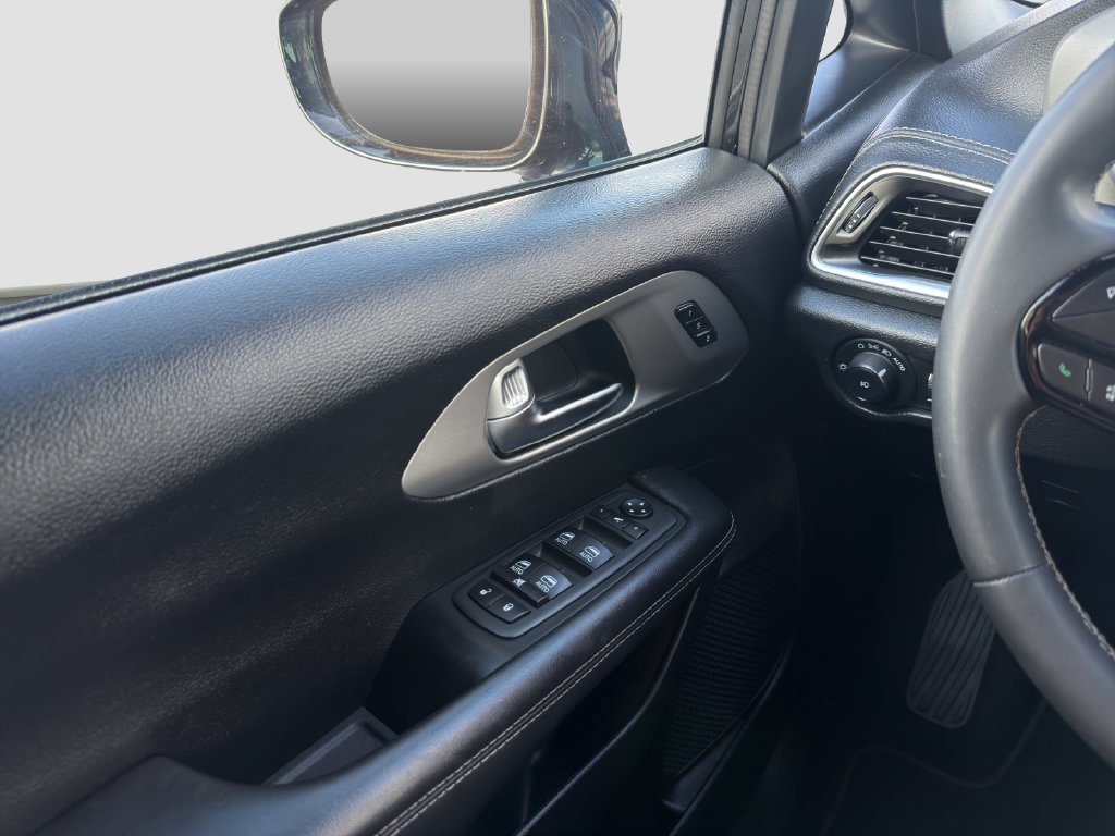 Used 2024 Chrysler Pacifica Premium FWD image 24
