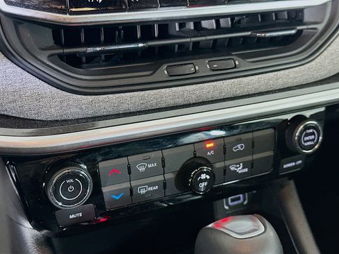 Used 2023 Jeep Compass Latitude image 23