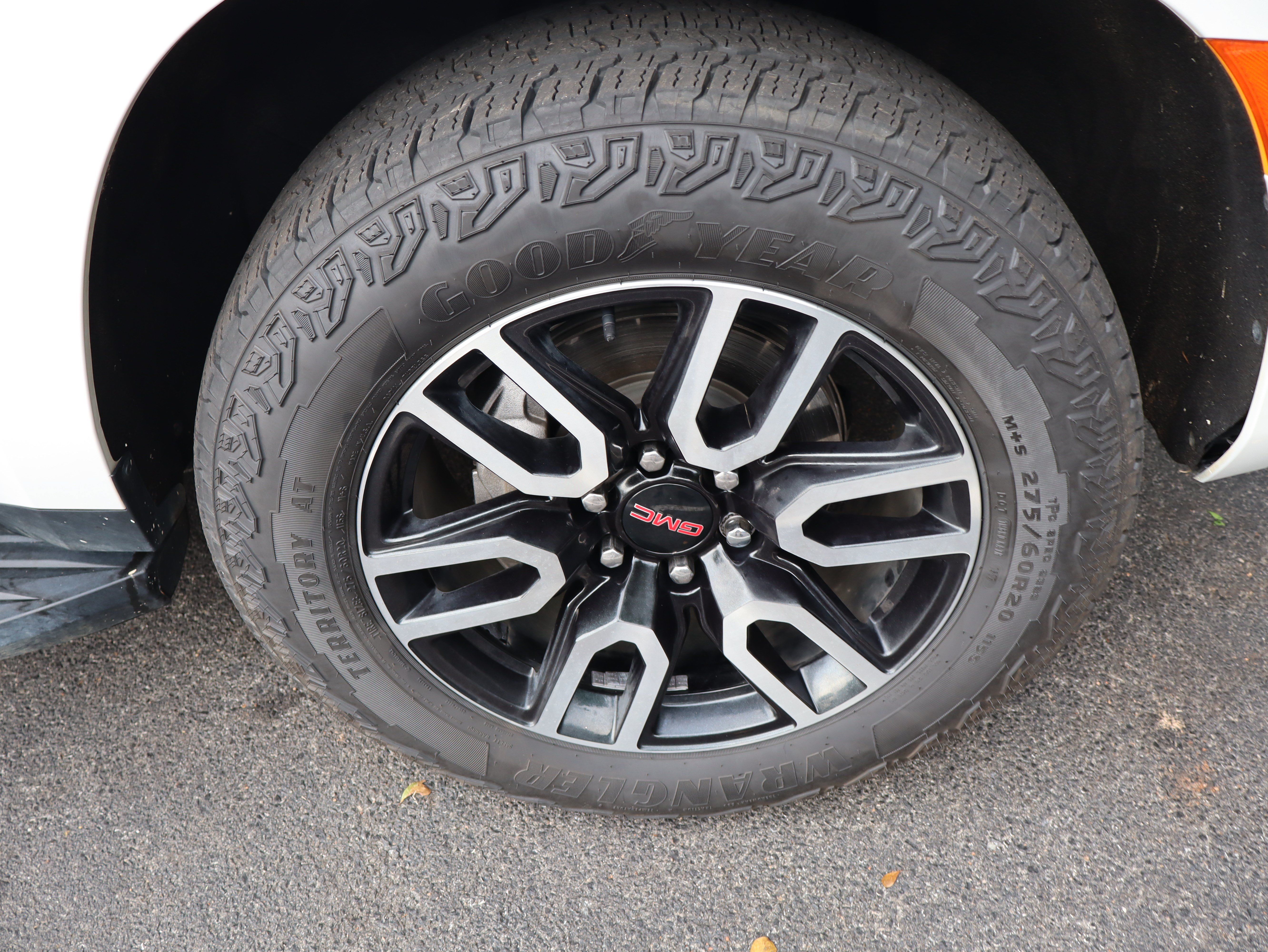 Used 2024 GMC Yukon AT4 w/ Technology Package AWD/4WD image 13