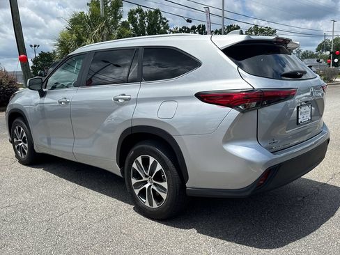 Used 2023 Toyota Highlander XLE FWD image 5