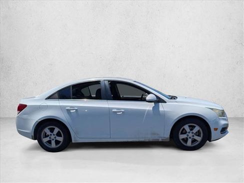 Used 2016 Chevrolet Cruze LT w/ Technology Package FWD image 4