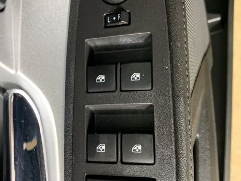 Used 2017 Chevrolet Equinox LT w/ Convenience Package image 17