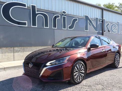 Used 2024 Nissan Altima 2.5 SV FWD image 1