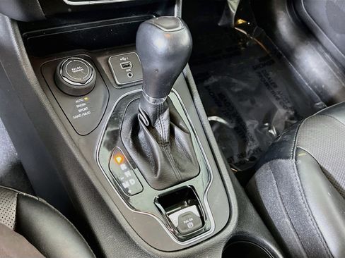 Used 2022 Jeep Cherokee Limited AWD/4WD image 16
