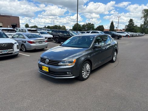 Used 2015 Volkswagen Jetta SE FWD image 4