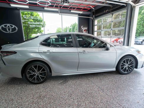 Used 2021 Toyota Camry SE FWD image 4