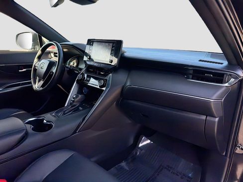 Used 2022 Toyota Venza XLE image 14