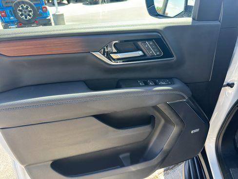 Used 2025 GMC Yukon XL Denali AWD/4WD image 22