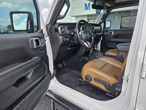 Used 2022 Jeep Gladiator Rubicon w/ Dual Top Group AWD/4WD image 13
