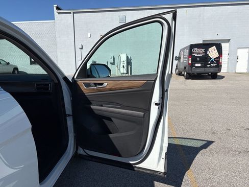 Used 2025 Volkswagen Atlas SE image 18