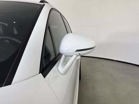 Certified 2025 Porsche Macan AWD/4WD image 12