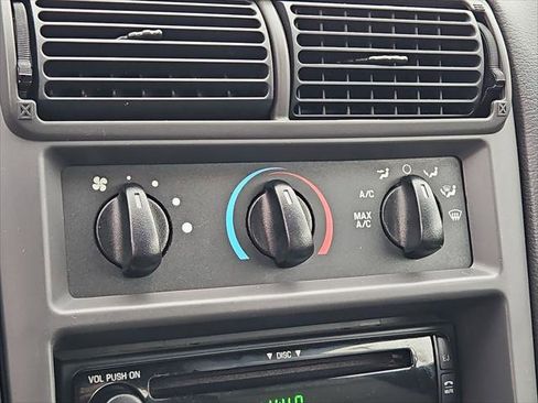 Used 2001 Ford Mustang 2dr Convertible Deluxe image 18