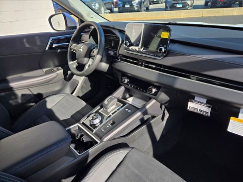 New 2025 Mitsubishi Outlander SE image 5