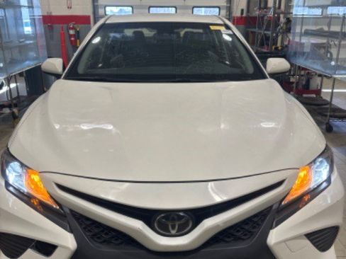 Used 2018 Toyota Camry SE image 1