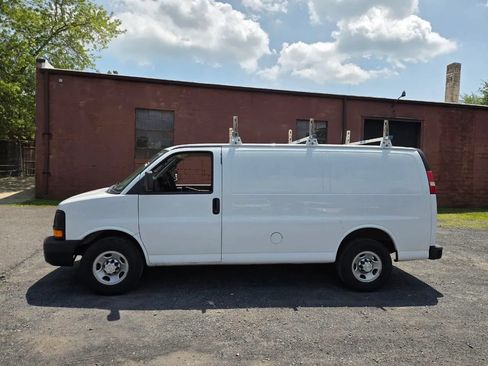 Used 2016 Chevrolet Express 2500 RWD image 2