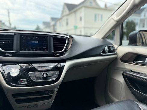 Used 2018 Chrysler Pacifica Touring-L FWD image 22