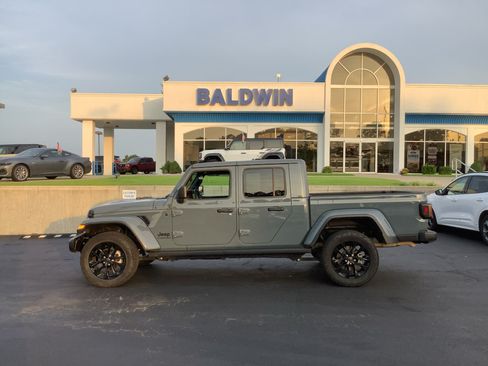 Used 2025 Jeep Gladiator Sport AWD/4WD image 4