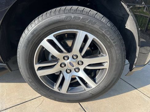 Used 2024 Ford Expedition Limited AWD/4WD image 5