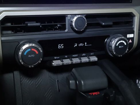 Used 2025 Toyota Tacoma TRD Sport AWD/4WD image 26