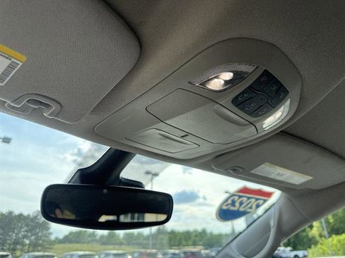 Used 2023 Chrysler Voyager LX image 12