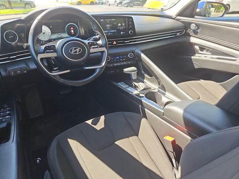Used 2021 Hyundai Elantra SEL w/ Convenience Package FWD image 3