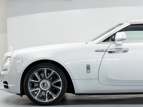 Used 2017 Rolls-Royce Dawn RWD image 18