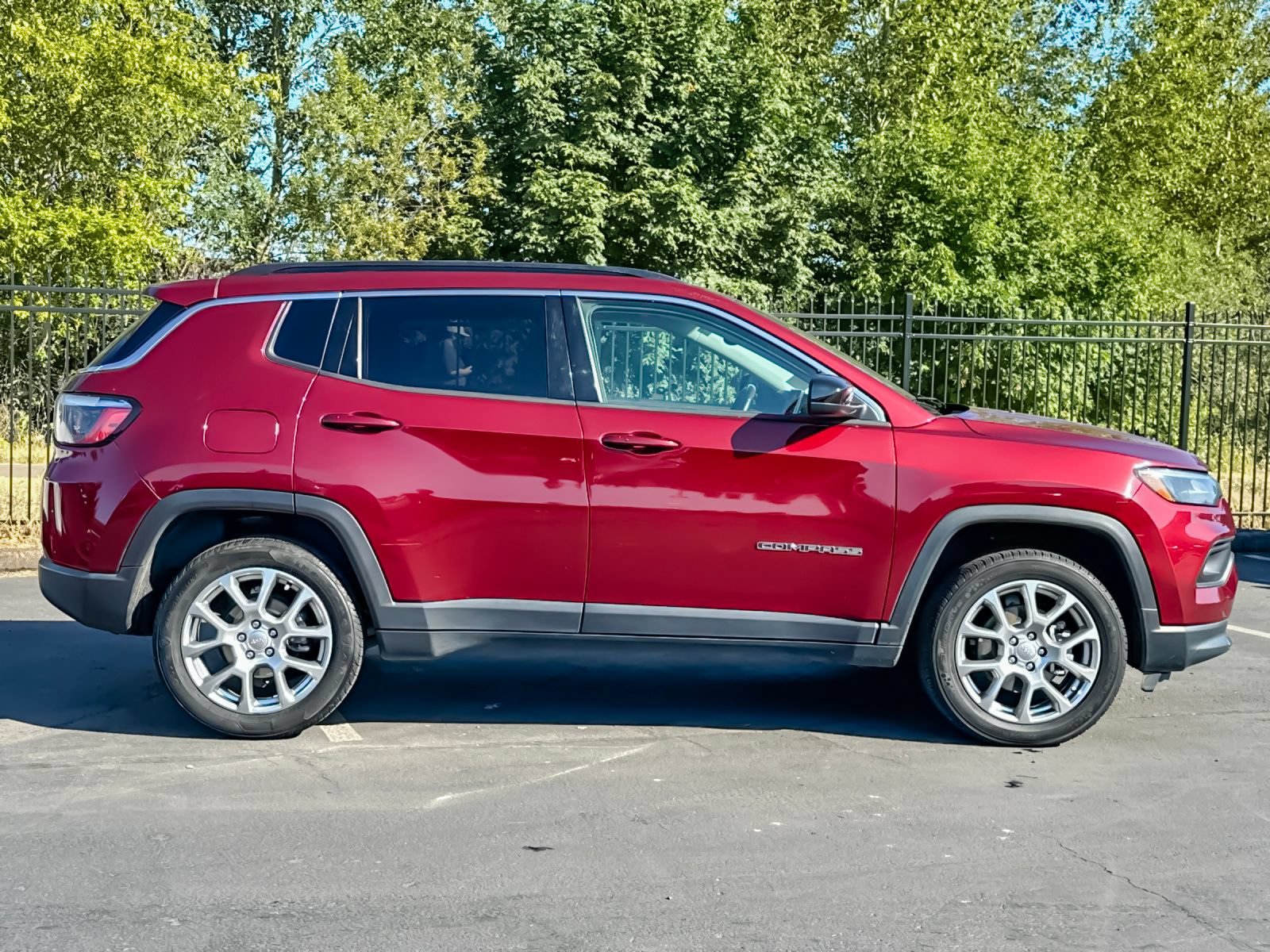 Used 2022 Jeep Compass Latitude AWD/4WD image 3