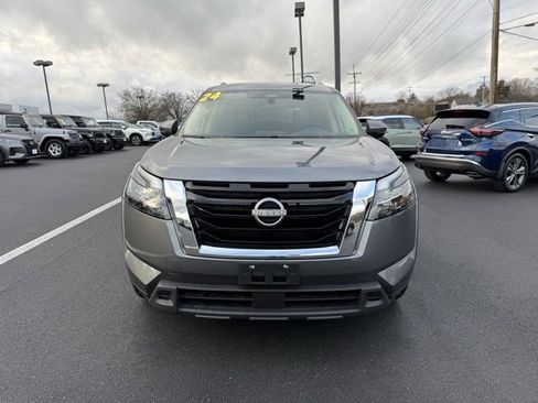 Certified 2024 Nissan Pathfinder SV image 3