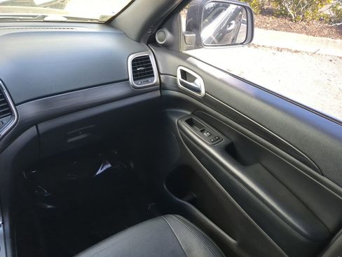 Used 2020 Jeep Grand Cherokee Laredo w/ Security & Convenience Group image 17