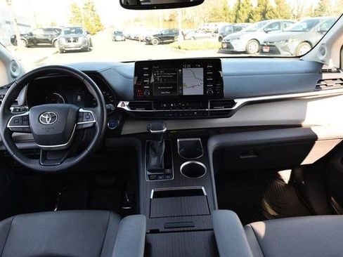 Used 2021 Toyota Sienna XLE w/ XLE Plus Package image 8