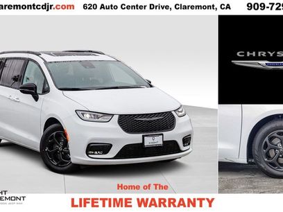New 2025 Chrysler Pacifica Premium